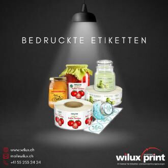 Verschiedene Produkte mit bedruckten Etiketten, inklusive Marmeladengläser und Duftkerzen, die mit hochwertigen Etiketten versehen sind.