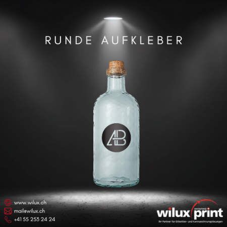 Runde Aufkleber mit Firmenlogo auf einer Glasflasche, ideal zur Produktkennzeichnung und Branding.