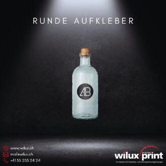 Runder Aufkleber mit Logo auf einer Glasflasche, ideal für Branding und Produktkennzeichnung.