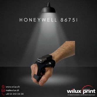 Frontale Seitenansicht des Honeywell 8675i Wearable Scanners, der an einem Handscanner-Handschuh befestigt ist und unter einem Spotlight beleuchtet wird. Das ergonomische Design ermöglicht freihändiges Scannen in industriellen Umgebungen.