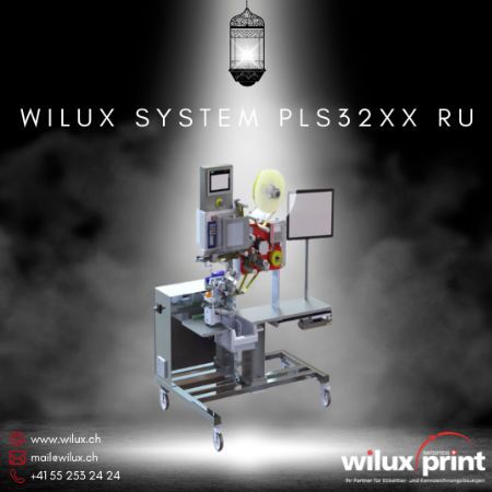 Industrielle Etikettiermaschine WILUX System PLS32xx RU zum Drucken und Spenden, mit Thermotransferdrucker und Spendeeinheit, ideal für präzise Rundum-Etikettierung in anspruchsvollen Produktionsumgebungen.