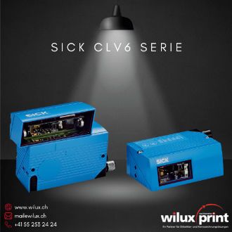 Zwei Barcode-Scanner der SICK CLV6 Serie in Blau, beleuchtet von einem Spotlight. Diese robusten Scanner bieten fortschrittliche Leseleistung für industrielle Umgebungen wie Automobil- und Logistikbetriebe.