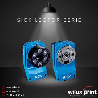 Zwei SICK Lector 63x Barcode-Scanner unter einem Spotlight. Diese Scanner bieten eine hohe Bildauflösung und präzise Barcode-Erfassung für industrielle Umgebungen.