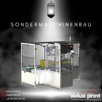 Sondermaschinenbau-Etikettiermaschine von WILUX PRINT mit transparentem Schutzgehäuse, Fördermodul und Etikettiermechanismus, massgeschneidert für hochpräzise und effiziente Etikettierungslösungen in der Industrie.