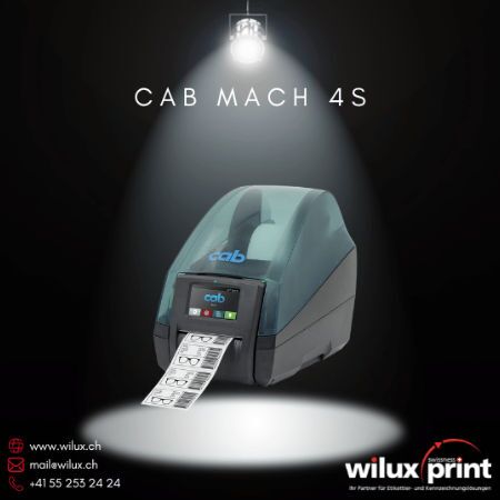 CAB MACH 4S Thermodirekt- und Thermotransferdrucker mit farbigem Touchdisplay, kompaktem Gehäuse und zentrierter Etikettenführung, ideal für industrielle Anwendungen und hochpräzise Etikettierung.