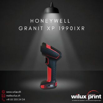 Honeywell Granit XP 1990iXR Barcode-Scanner von der linken Seite unter einem Spotlicht. Der Scanner hat ein robustes Gehäuse in Rot und Schwarz und ist für industrielle Anwendungen in anspruchsvollen Umgebungen ausgelegt.