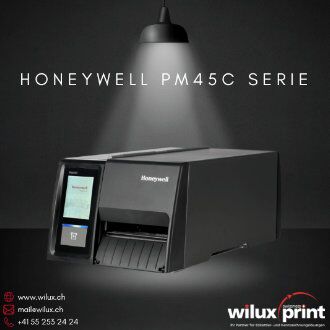 Honeywell PM45c Serie Etikettendrucker mit hochauflösendem Touchscreen-Display, beleuchtet von einem Fokuslicht gegen einen dunklen Hintergrund. Kontaktinformationen von Wilux Print sind unten abgebildet, mit Website, E-Mail und Telefonnummer