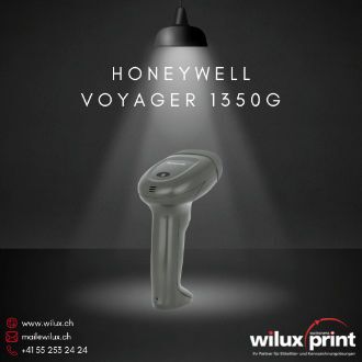 Rückansicht des Honeywell Voyager 1350g Barcode-Scanners in Schwarz, der unter einer beleuchteten Lampe auf einem dunklen Hintergrund steht. Der Scanner ist kompakt und ergonomisch, ideal für die präzise Erfassung von 1D- und 2D-Barcodes.