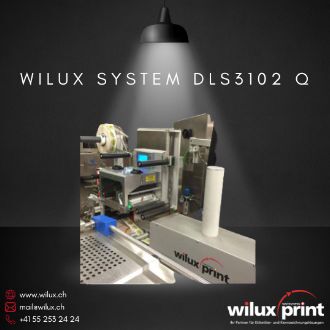 Querbahn Etikettierer WILUX System DLS3102 Q mit integriertem Inline-Thermotransferdrucker zur automatischen Beschriftung von Fertigpackungen in mehrbahnigen Verpackungslinien.