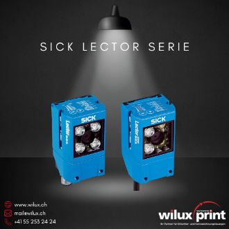 Zwei SICK Lector Barcode-Scanner der Serie 62x unter einem Spotlight. Diese Scanner sind ideal für industrielle Anwendungen, bieten eine flexible Integration und lesen zuverlässig 1D-, 2D- und DPM-Codes.