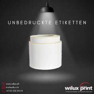 Rolle von unbedruckten Etiketten, bereit für personalisierte Druckanwendungen in verschiedenen Branchen.