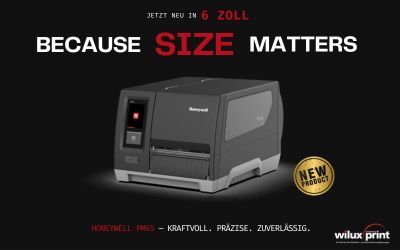 Nahaufnahme des Honeywell PM65, einem 6-Zoll-Industriedrucker, präsentiert von WILUX PRINT. Das Gerät ist in einem modernen, kompakten Design gehalten und trägt die Aufschrift "Because Size Matters" sowie den Hinweis auf die neue 6-Zoll-Variante.