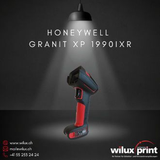 Der Honeywell Granit XP 1990iXR Barcode-Scanner wird seitlich von der linken Seite unter einem Spotlicht gezeigt. Er besitzt ein robustes Gehäuse in Rot und Schwarz, ideal für den Einsatz in extremen industriellen Umgebungen.