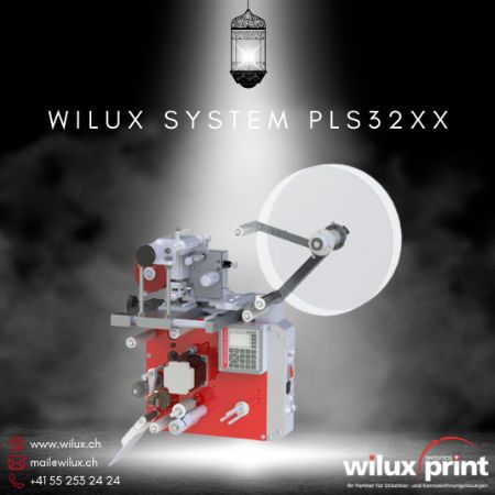 Industrielle Etikettiermaschine WILUX System PLS32xx mit rotem Gehäuse, geeignet für präzises Drucken und Spenden von Etiketten, ausgestattet mit Heissprägesystem für zuverlässige Kennzeichnung.