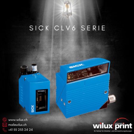 Zwei SICK CLV6 Barcode Scanner in blauem Gehäuse auf einer beleuchteten Plattform. Die Geräte sind kompakt und robust, speziell für industrielle Anwendungen entwickelt.