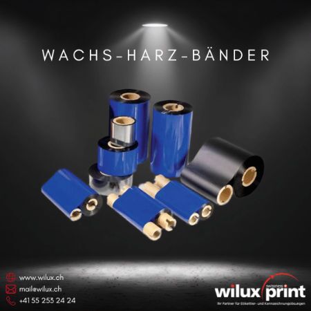 Blau-schwarze Wachs-Harz-Bänder für Thermotransferdruck, ideal für den Druck von Etiketten mit hoher Beständigkeit gegen Abrieb und chemische Einflüsse.