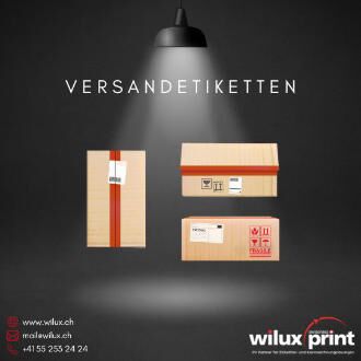 Drei Versandpakete mit unterschiedlichen Versandetiketten auf verschiedenen Verpackungen zur klaren Kennzeichnung.