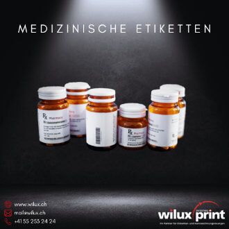 Mehrere medizinische Etiketten auf Flaschen, ideal für Labore, Apotheken und medizinische Einrichtungen zur sicheren Kennzeichnung.