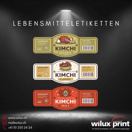 Drei unterschiedliche Kimchi-Etiketten in den Sorten Organic, Classic und Spicy, dargestellt auf Lebensmitteletiketten.