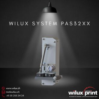 Nahaufnahme des Mitlaufadapters der WILUX System PAS32XX Etikettieranlage, speziell entwickelt für präzise Etikettierung im Durchlauf.