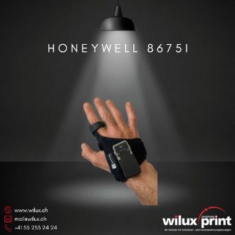 Der Honeywell 8675i Wearable Scanner, befestigt an einem Handscanner-Handschuh, steht unter einem Spotlight beleuchtet. Der ergonomische und robuste Scanner ist für freihändiges Scannen in industriellen Umgebungen konzipiert.