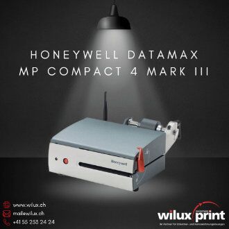 Der Honeywell Datamax MP Compact 4 Mark III Drucker in Hellblau und Weiss, wird von einem oberen Scheinwerfer beleuchtet, vor einem dunklen Hintergrund, mit WILUX PRINT Branding-Elementen