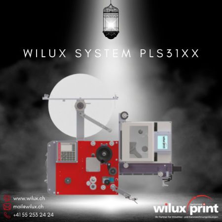 Industrielle Etikettiermaschine WILUX System PLS31xx mit rotem Gehäuse und integriertem Thermotransferdrucker, ideal zum Drucken und Spenden von Etiketten für präzise Etikettierung in Produktionslinien.