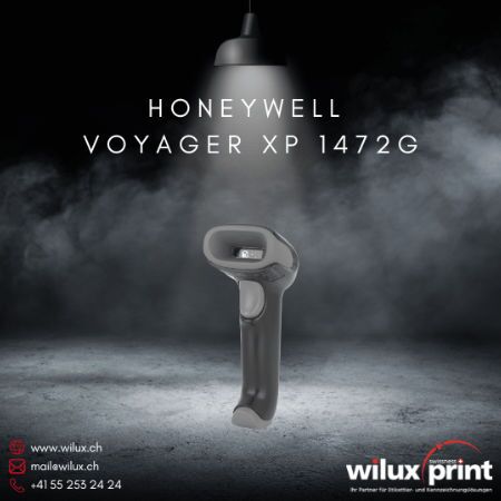 Der kabellose Honeywell Voyager XP 1472G Barcode Scanner steht unter einer beleuchteten Lampe, präsentiert vor einem nebligen Hintergrund. Der Scanner bietet kabellose Freiheit und eine hohe Scanleistung für den Einzelhandel und Lagerumgebungen.