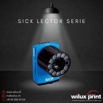 SICK Lector 64x Barcode-Scanner mit einem grossen Objektiv und integrierten LED-Leuchten unter einem Spotlight. Der Scanner bietet eine präzise Erfassung von Barcodes in industriellen Umgebungen.