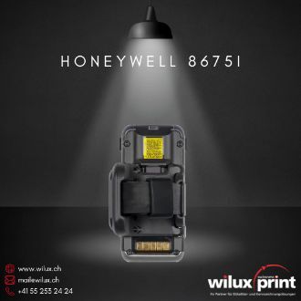 Unteransicht des Honeywell 8675i Wearable Scanners, unter einem Spotlight dargestellt. Zu sehen sind das offene Batteriefach und die Ladeanschlüsse, was den modularen Aufbau und die industrielle Robustheit des Geräts betont.