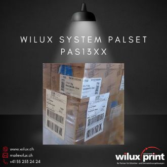 Nahaufnahme einer mit dem WILUX System PalSet PAS13XX etikettierten Palette. Mehrere Barcodes und Versandinformationen sind präzise auf der Palette angebracht.