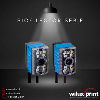 Zwei SICK Lector Barcode-Scanner der Serie 61x, beleuchtet von einem Spotlight. Diese kompakten Scanner bieten hochpräzise Bildverarbeitung und flexible Anschlussmöglichkeiten für industrielle Anwendungen.