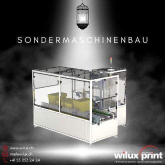 Sondermaschinenbau-Etikettiermaschine von WILUX PRINT mit integriertem Förderband, Schutzgehäuse und automatischer Etikettierungslösung für präzise Produktkennzeichnung in der industriellen Produktion.