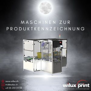 Industrielle Maschinen zur Produktkennzeichnung von WILUX PRINT, ideal für die automatische Etikettierung in Produktionslinien. Das Bild zeigt eine Kennzeichnungsmaschine vor dunklem Hintergrund, mit dem Text „Maschinen zur Produktkennzeichnung".