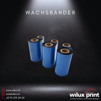 Fünf blaue Wachsbänder, ideal für den hochauflösenden Druck von Barcodes, Texten und Grafiken in Industrie und Logistik.