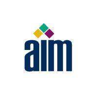 Logo der Association for Automatic Identification & Mobility (AIM), bestehend aus dem blauen Schriftzug „AIM“ mit einem dreifarbigen Rautenmuster darüber, repräsentiert WILUX PRINTs Mitgliedschaft in diesem Netzwerk für automatische Identifikation.