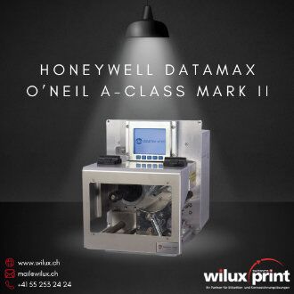 Honeywell Datamax O'Neil A-Class Mark II Druckmodul, deutlich durch Spotlicht beleuchtet, zeigt die offene Mechanik und das Bedienfeld, vor einem dunklen Hintergrund, mit WILUX PRINT Kontaktinformationen