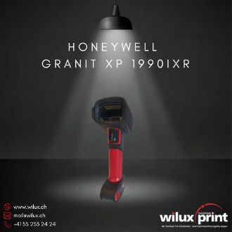 Honeywell Granit XP 1990iXR Barcode-Scanner mit robustem Gehäuse und rotem Griff, der leicht schräg von vorne links unter einem Spotlicht abgebildet ist. Der Scanner ist für extreme industrielle Umgebungen entwickelt.