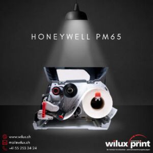 Honeywell PM65 Etikettendrucker mit seitlich geöffneter Haube, zeigt Rollenhalterung und Innenansicht für effizienten Etikettenwechsel in industriellen Anwendungen.