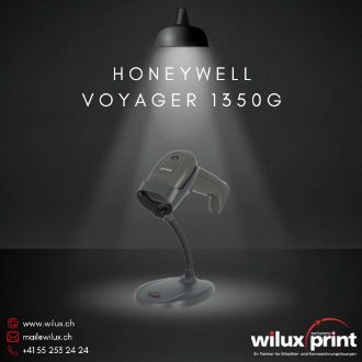 Der schwarze Honeywell Voyager 1350g Barcode-Scanner sitzt auf einem Standfuss unter einer beleuchteten Lampe auf einem dunklen Hintergrund. Der kompakte Scanner ist für die präzise Erfassung von 1D- und 2D-Barcodes konzipiert.