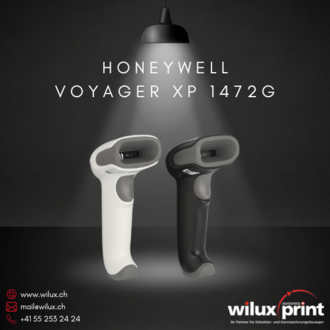 Zwei kabellose Honeywell Voyager XP 1472g Barcode-Scanner, in den Farben Schwarz und Weiss, stehen unter einer Lampe auf einem dunklen Hintergrund. Sie bieten Bluetooth-Konnektivität und sind ideal für den Einzelhandel und die Lagerverwaltung.