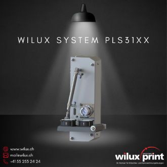 Industrielles Etikettiersystem WILUX System PLS31XX mit Mitlaufadapter, ideal für präzise Etikettierung im Durchlauf, geeignet für verschiedenste Produktgrössen und -formen.