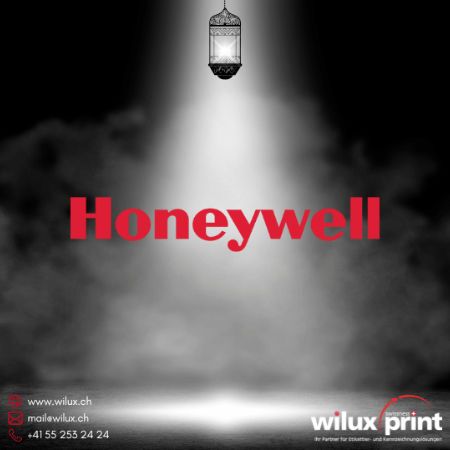 Honeywell Logo im Fokus, präsentiert unter einer Lampe auf dunklem Hintergrund, begleitet von WILUX PRINT Kontaktinformationen, passend für markenspezifische Barcode Scanner-Lösungen.