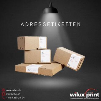 Vier Pakete mit klaren, weissen Adressetiketten, die für einen professionellen Versandprozess sorgen.