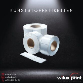 Drei Rollen Kunststoffetiketten, perfekt für langlebige Etikettierungen in Branchen wie Kosmetik, Elektronik und Maschinenbau.