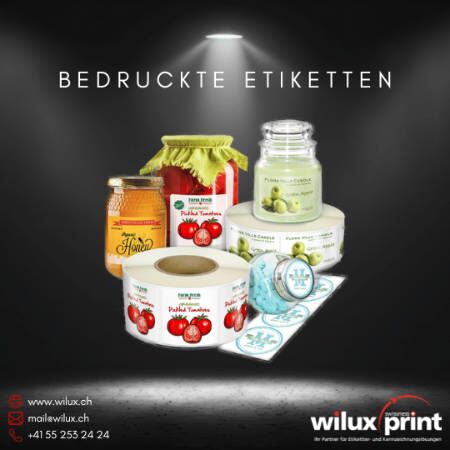 Verschiedene bedruckte Etikettenrollen und Verpackungen mit individuellen Designs für die professionelle Produktkennzeichnung.