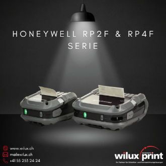 Zwei mobile Drucker, Honeywell RP2f und RP4f, nebeneinander auf einer Oberfläche, beleuchtet von oben. Beide zeigen frisch gedruckte Etiketten und grüne Betriebslichter. Unten das Logo und die Kontaktdaten von WILUX PRINT.