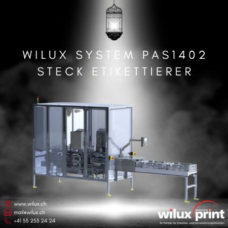 Industrielles Etikettiersystem WILUX System PAS1402 zum Drucken und Applizieren von Stecketiketten auf Mehrweg-Kunststoffbehältern, ausgestattet mit einem automatischen Spende- und Einsteckmodul.