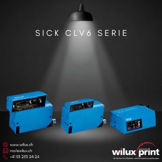 Das Bild zeigt drei stationäre Barcode-Scanner der SICK CLV6 Serie, beleuchtet von einem Spotlight. Diese blauen, robusten Scanner sind für anspruchsvolle Umgebungen in der Automobil-, Logistik- und Lebensmittelindustrie konzipiert.