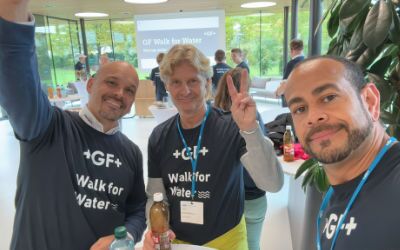 Fredy Fischbacher, Claudio Reichmann und Alex Ott beim GF Walk for Water 2024 in Schaffhausen. Sie tragen GF Walk for Water T-Shirts und lächeln in die Kamera.